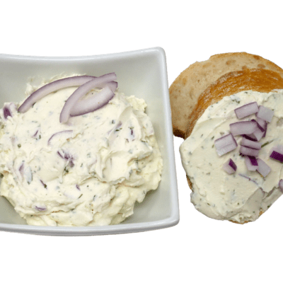 Frischkäse mit roten Zwiebeln